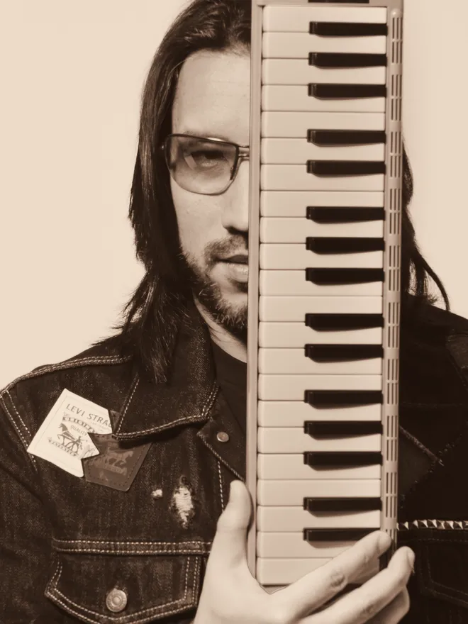 Fernando “El Chino” Lee, teclados de The MotherRockers
