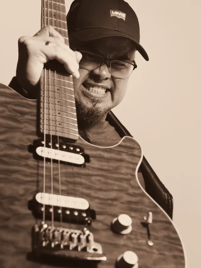 Enrique Santamaría, guitarra de The MotherRockers