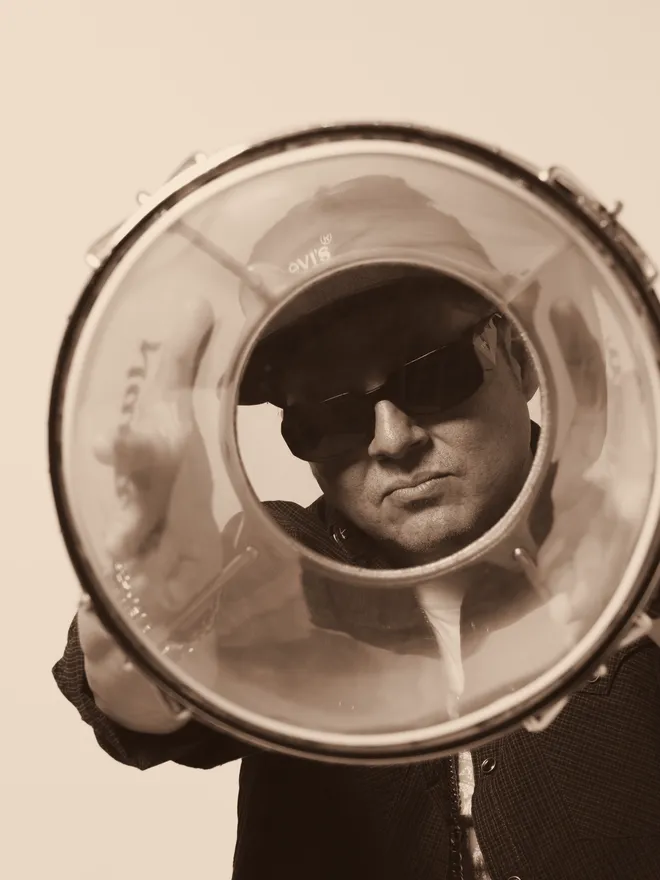 Herbert Ureña, percusión y voz de The MotherRockers